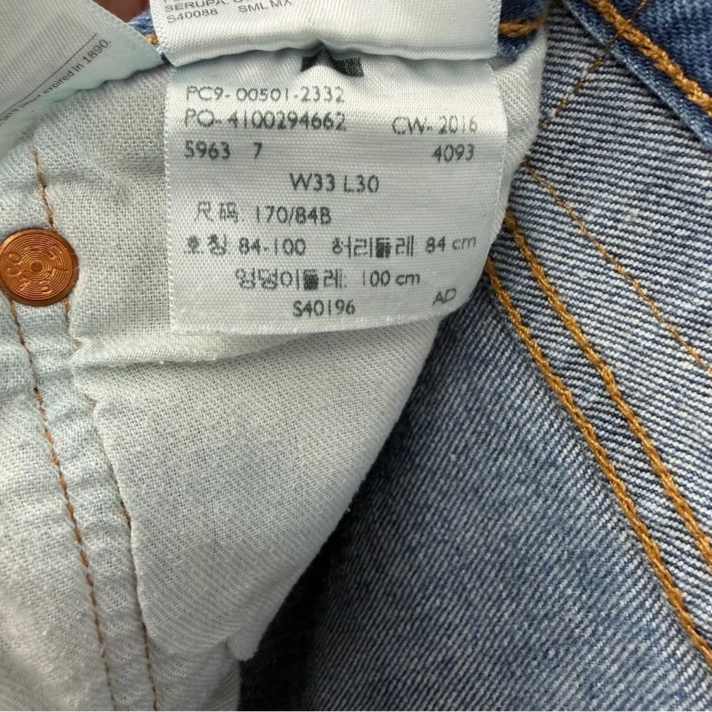 Levi's 501 Original Fit Jeans in a Classic Medium Wash Blue Denim 33W 30L